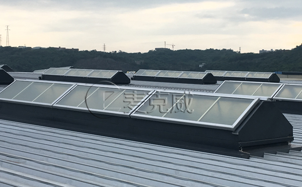 重慶三角型結構防水排煙天窗—隆鑫航發(fā)三角型排煙天窗